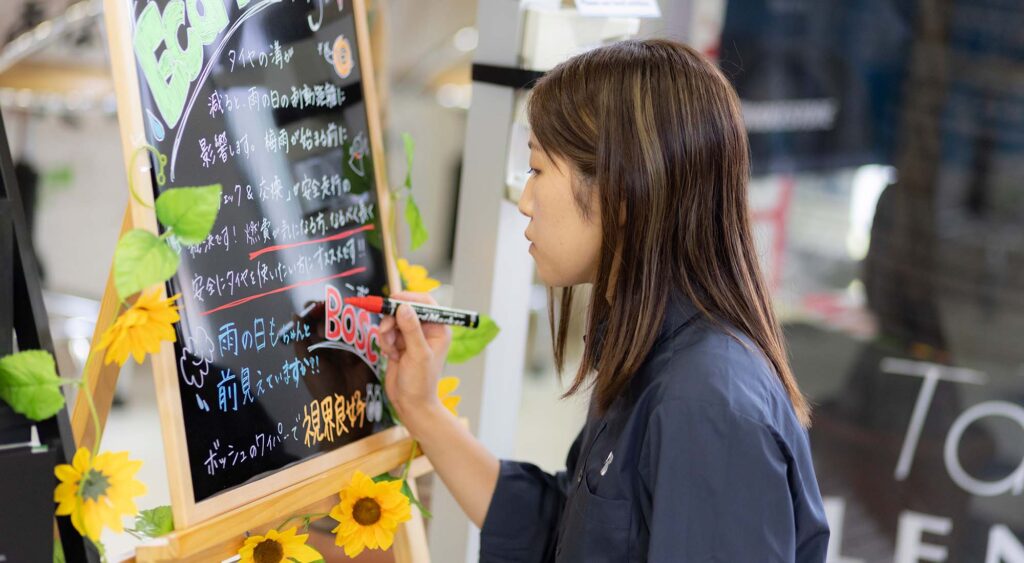 店内用のポップ作成の様子